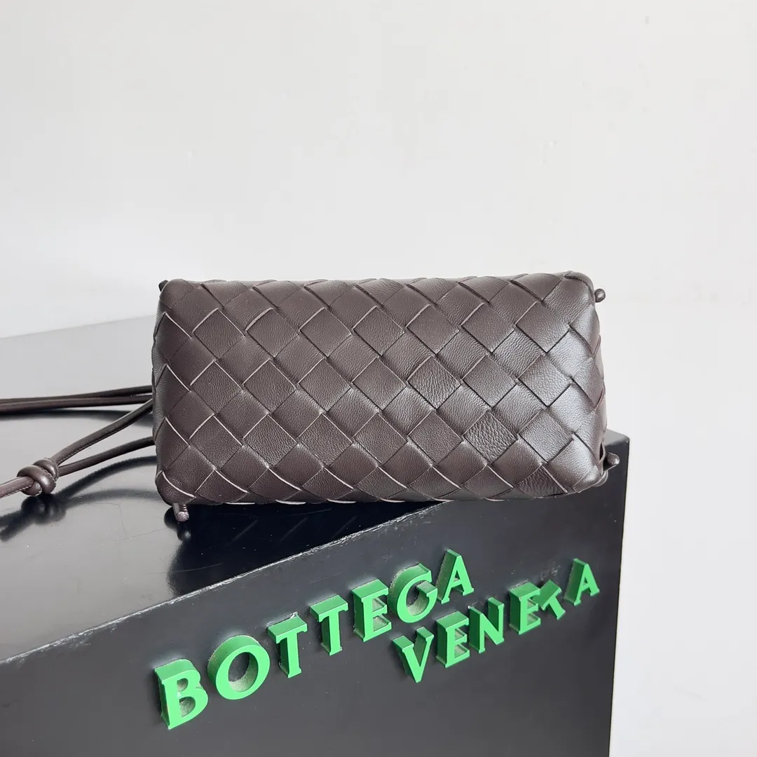Batch 1260 BV new mini bag ceiling Bottegaveneta new Concert Pouch bag is small and has a large capacity. It can hold a Pro max mobile phone. The shoulder strap is adjustable for cross-body carry. It is very cost-effective when carried on one shoulder. The latest small bag in autumn has a lot of capacity. It can hold 4 short clips. I also tried it and it can hold one of my fists. It is cute, the capacity is touching and the length of the shoulder strap is adjustable for daily commuting. Full score 10 #bv woven bag Style number: 794258 Size: 18.5*11.5*8.5cm